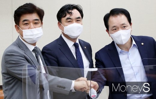 [머니S포토] 정무위 종합감사, 인사 나누는 여야