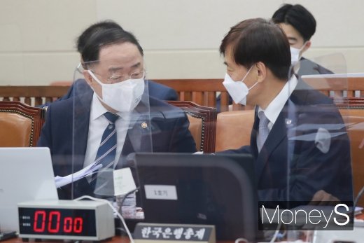 [머니S포토] 종합국정감사 앞서 대화하는 홍남기·이주열