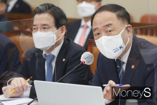 [머니S포토] 홍남기 부총리 