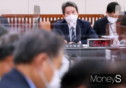 [머니S포토] 2020 통일부 등 종합감사, 질의 답변하는 '이인영'