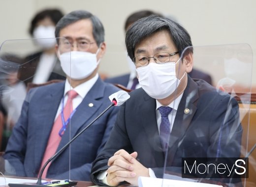 [머니S포토] 답변하는 엄재식 원자력안전위원회 위원장