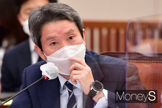 [머니S포토] 남북간 코로나19 방역 협력 질의 답변하는 '이인영'
