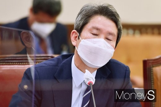 [머니S포토] 두눈 지그시 감고 생각잠긴 '이인영'