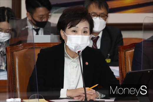 [머니S포토] 종합감사 질의 답하는 김현미 장관
