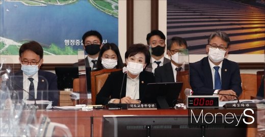[머니S포토] 김현미 장관의 종합국정감사 답변