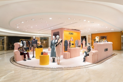 글로벌 패션 하우스 펜디는 23일 갤러리아 백화점 EAST 1층 팝업스토어를 통해 2020 F/W 남녀 컬렉션을 선보인다고 밝혔다. /사진=피알라인 제공   