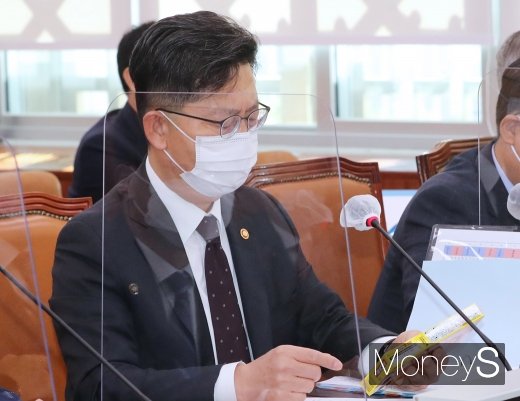 [머니S포토] 온라인 직구 가능 '일본산 카레' 살피는 김현수 장관