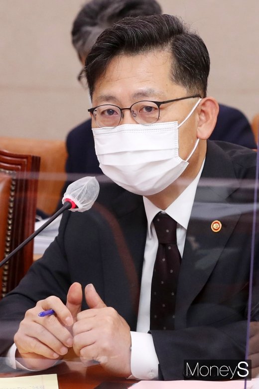 [머니S포토] 농해수위 종합감사, 질의 답변하는 김현수 장관