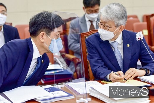 국정감사에 참석한 최기영 과기정통부장관(오른쪽) /사진=국회사진취재단