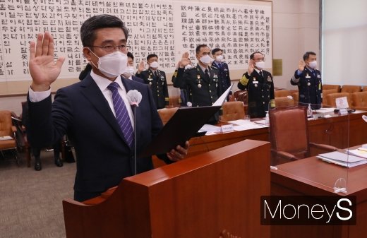 [머니S포토] 국정감사 선서하는 서욱 국방부 장관