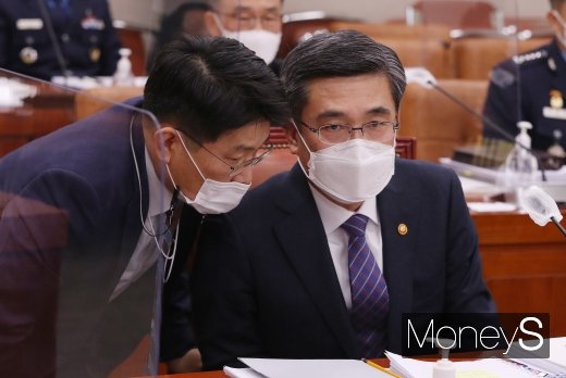 [머니S포토] 박경수 법무관리관과 대화하는 서욱 장관