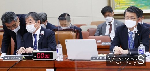 은성수 금융위원장(오른쪽), 윤석헌 금감원장이 23일 서울 여의도 국회 본관 정무위원회 회의실에서 열린 금융위원회ㆍ금융감독원 등 2020 종합감사에 출석했다./사진=머니S