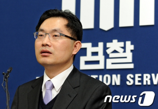 라임자산운용 펀드 사기 사건 수사를 지휘하는 서울남부지검장에 이정수 대검찰청 기획조정부장(51·사법연수원 26기)이 임명됐다. 지난 2013년 1월30일 당시 이정수 대검찰청 기획조정부장의 모습. /사진=뉴스1