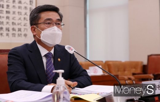 [머니S포토] 휴가 관련 질의 답하는 서욱 국방부 장관