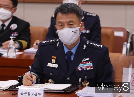 [머니S포토] 국감 질의 경청하는 이성용 공군참모총장