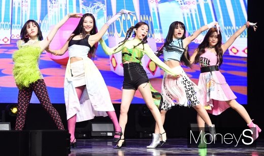 워런 버핏의 명언처럼 수십년 동안 이뤄왔던 신뢰가 하루아침에 무너질 수 있음을 스타들은 잊지 말아야 한다. 사진은 걸그룹 레드벨벳. /사진=장동규 기자