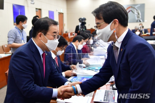 이원욱 국회 과방위원장과 국민의힘 박성중 간사가 7일 서울 여의도 국회에서 열린 과학기술정보방송통신위원회의 과기부 등에 대한 국정감사에서 인사를 하고 있다/사진=뉴시스