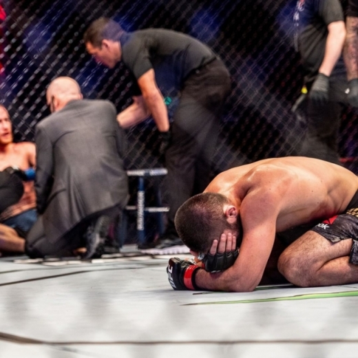 UFC 라이트급 챔피언 하빕 누르마고메도프가 돌연 눈물의 은퇴를 선언했다. 사진은 경기를 마친 후 눈물을 흘리는 하빕 누르마고메도프. /사진= UFC 인스타그램