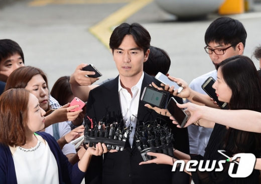 배우 이진욱씨가 지난 2016년 서울 수서경찰서로 조사를 받기 위해 출두해 간단한 소감을 하고 있는 모습. 이 모습은 무고와 관련해 4년이 지난 지금도 여전히 회자된다. © News1 권현진 기자