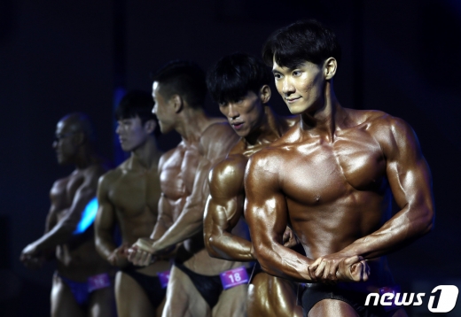 [사진] 포즈취하는 머슬마니아 참가자들