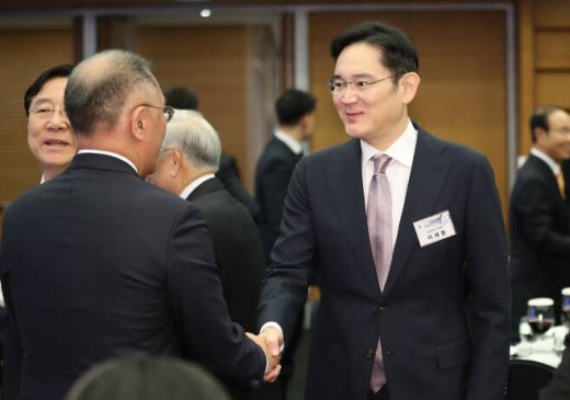 지난 1월 이재용 삼성전자 부회장과 정의선 현대자동차그룹 회장(당시 수석부회장)과 악수를 나누는 모습. /사진=뉴시스 박영태 기자