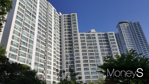 최근 1년 동안 부산 수영구의 아파트 매매가격이 계속 오른 반면 전세가격은 매매가처럼 상승하지 않아 전세가율이 떨어진 것으로 조사됐다. 사진은 부산 수영구의 한 아파트 단지. /사진=김창성 기자