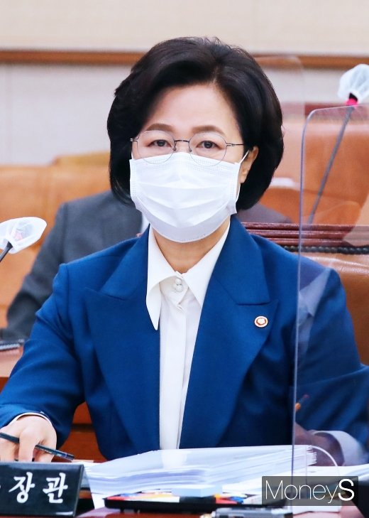 추미애 법무부 장관이 26일 서울 여의도 국회 법제사법위원회에서 열린 법무부 종합국정감사에서 의원들의 질의에 답하고 있다. /사진=임한별 기자