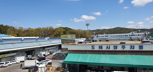안산시(시장 윤화섭)는 농수산물도매시장의 시설을 획기적으로 개선하고 활어회 센터를 조성해 시민들의 편의성을 높인다고 26일 밝혔다. / 사진제공=안산시