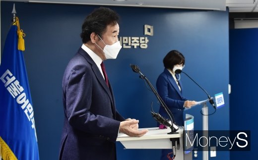 [머니S포토] 참좋은지방정부 축사하는 민주당 이낙연 대표