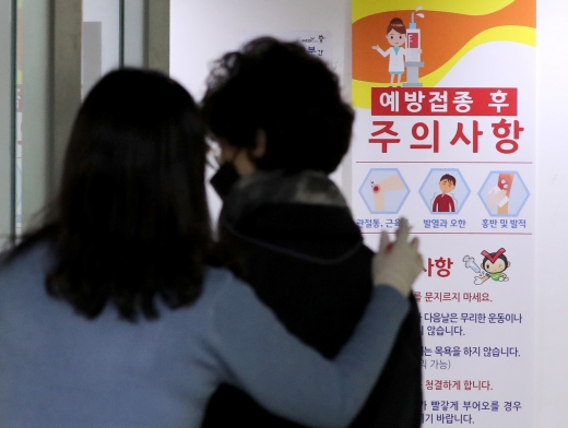 정부가 만 62~69세를 대상으로 인플루엔자(독감) 백신 무료접종을 시작한 지난 26일 서울 강서구 한국건강관리협회 서울서부지부에서 어르신들이 접종을 위해 줄을 서고 있다./사진=뉴스1 이성철 기자