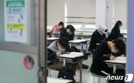 27일 서울 노원고등학교에서 오는 12월3일 예정된 대학수학능력시험 전 마지막 '2020 10월 모의고사'가 진행돼 학생들이 문제를 풀고 있다. /사진=뉴스1