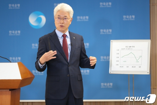 박양수 한국은행 경제통계국장이 27일 오전 서울 중구 한국은행에서 열린 2020년 3분기 실질 국내총생산 설명회에서 그래프를 이용해 취재진의 질문에 답변하고 있다./사진=뉴스1