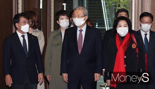 [머니S포토] 간담회장 이동하는 김종인 비대위와 김탠진 대표