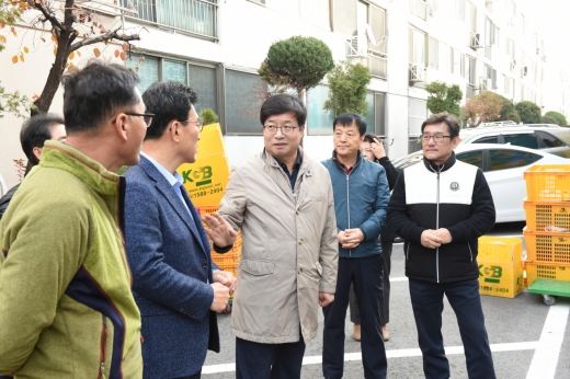 염태영 수원시장이 다둥이가족의 휴먼주택 입주 현장을 방문했다. / 사진제공=수원시