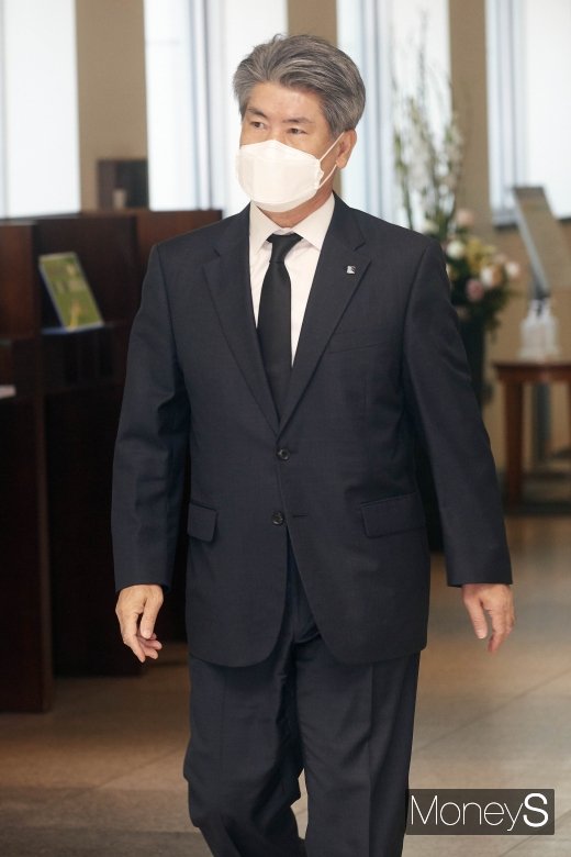 [머니S포토] 조문 마친 윤종원 기업은행장