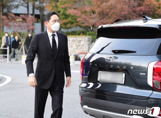 이재용 삼성전자 부회장이 지난 25일 오후 故 이건희 삼성그룹 회장 빈소가 마련된 서울삼성병원 장례식장에 도착하고 있다. /사진=뉴스1