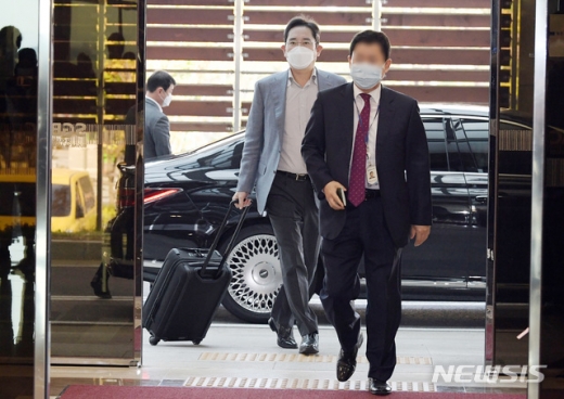 이재용 삼성전자 부회장이 응우옌 쑤언 푹 베트남 총리와의 면담에 참석하기 위해 지난 19일 오후 서울 강서구 서울김포비즈니스항공센터(SGBAC)를 통해 베트남으로 출국하고 있다. /사진=뉴시스(공동취재사진)