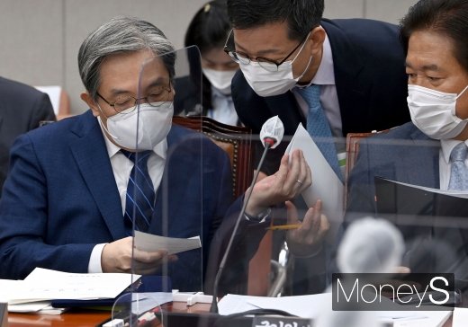 [머니S포토] 답변 준비하는 노영민 대통령 비서실장