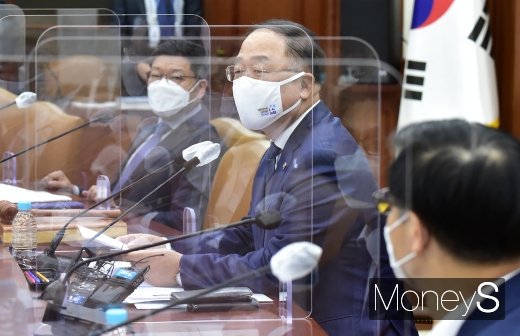[머니S포토] 홍남기 