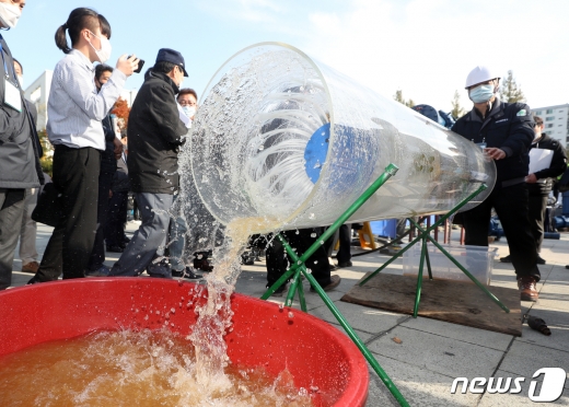 29일 오후 서울 노원구 등나무 근린공원에서 열린 '서울시 상수도 관망세척 기술경진대회'에서 참가자가 세척기술을 선보이고 있다. 2020.10.29/뉴스1 © News1 황기선 기자
