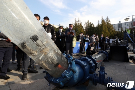 29일 오후 서울 노원구 등나무 근린공원에서 열린 '서울시 상수도 관망세척 기술경진대회'에서 참가자가 세척기술을 선보이고 있다. 2020.10.29/뉴스1 © News1 황기선 기자