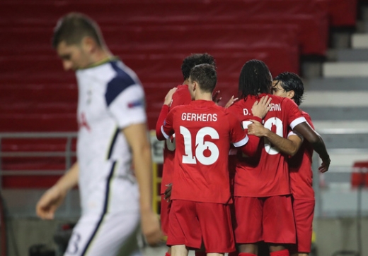 30일(한국시간) 벨기에 안트베르펜의 보사윌 스타디온에서 열린 2020-21 유럽축구연맹(UEFA) 유로파리그 토트넘 홋스퍼-로열 앤트워프 FC의 조별예선 경기에서 앤트워프 선수들이 선제골을 넣은 뒤 기뻐하고 있다. /사진=로이터