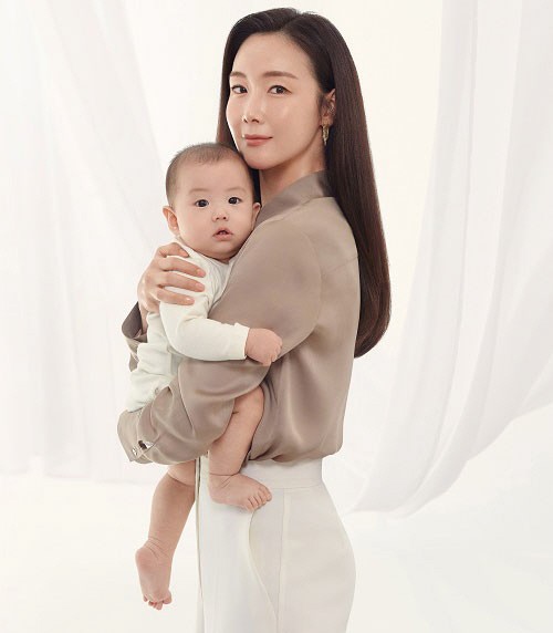 배우 최지우가 출산 후 광고촬영으로 모습을 드러냈다. /사진=몽디에스 제공