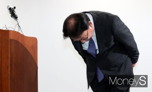 박근희 CJ대한통운 대표이사(부회장)가 택배노동자 사망 관련 사과문 발표를 하던중 고개를 숙이고 있다./사진=임한별 기자