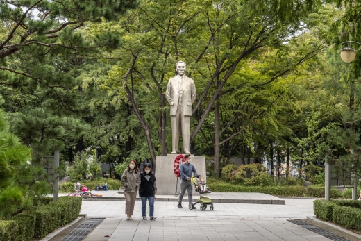 도산공원 동문 쪽에 있는 도산 안창호 선생의 동상