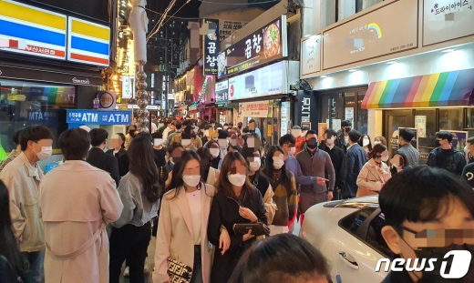 31일 부산 부산진구 서면 유흥가 일대가 주말과 핼러윈데이를 맞아 북적이고 있다.2020.10.31/뉴스1 © News1 노경민 기자