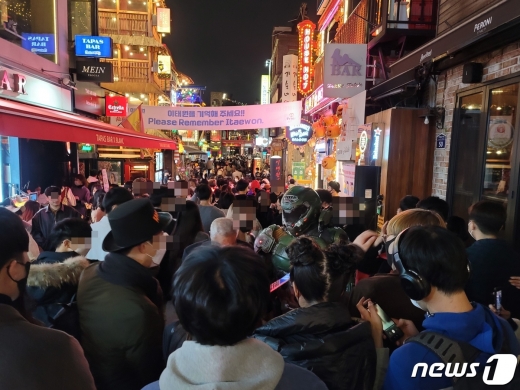 핼러윈 데이인 31일 서울 용산구 이태원 번화가 2020.10.31/뉴스1 © 뉴스1