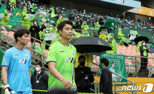1일 전북 전주시 전주월드컵경기장에서 열린 K리그1 최종전 전북현대와 대구FC의 경기에서 전북현대 이동국(41)이 선발 출전하고 있다. 이동국은 이날 은퇴 경기에서 최전방 원톱 공격수로 출격한다. 2020.11.1/뉴스1 © News1 유경석 기자