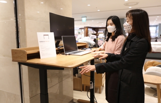 롯데백화점 광주점 8층 카레클린트매장에서는 높이 조절이 가능한 모션데스크를 선보이고 있다/사진=롯데백화점 광주점 제공.