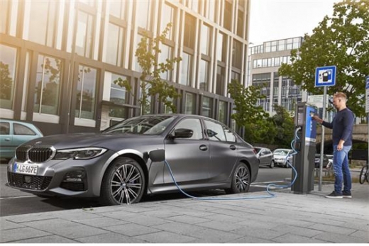 BMW의 플러그인하이브리드 모델 ‘뉴 330e’. /사진=BMW코리아 제공